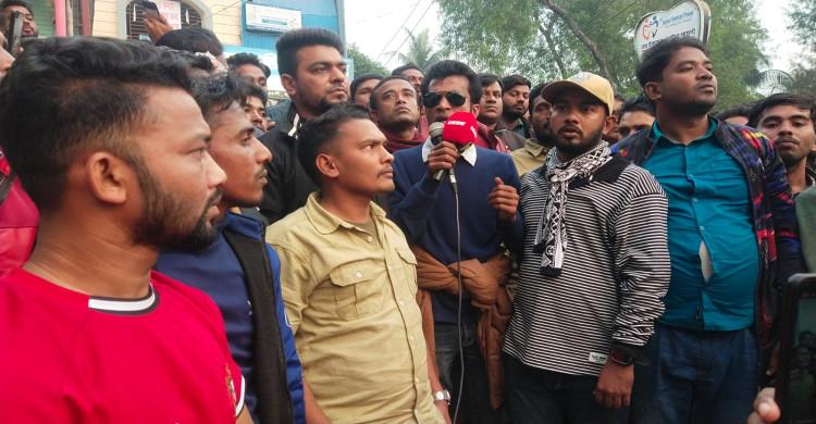 হাতিয়ায় ছাত্রদল নেতার আটকের প্রতিবাদে বিক্ষোভ